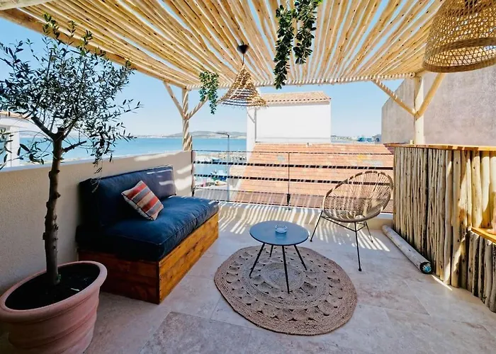 Maison Boheme Au Bord De L\'Eau